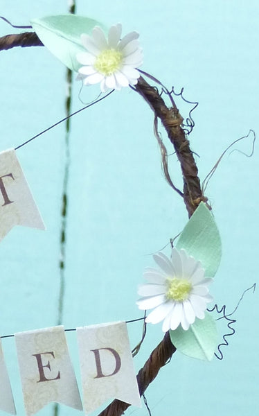 Paper daisy cake topper