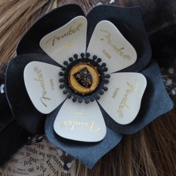 Guitar plectrum black and white dual clip flower